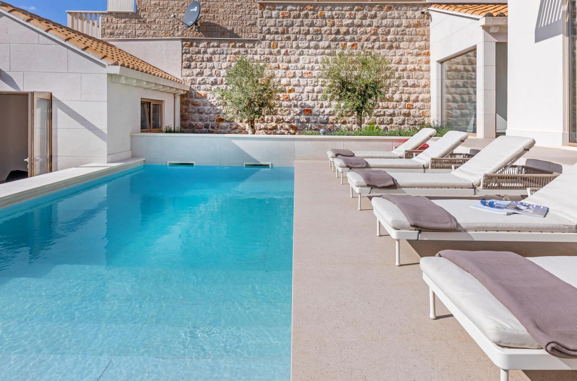 Villa Brand New Carmelita Exclusive With Free Smart Car *